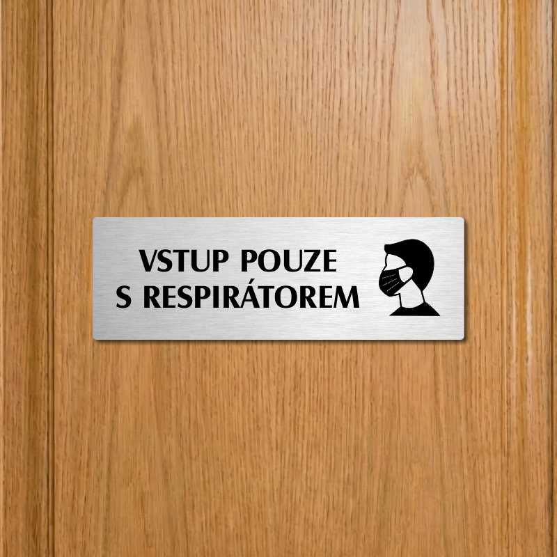 Vstup pouze s respirátorem, 240x79mm, stříbrná popiska s okrasným rámečkem